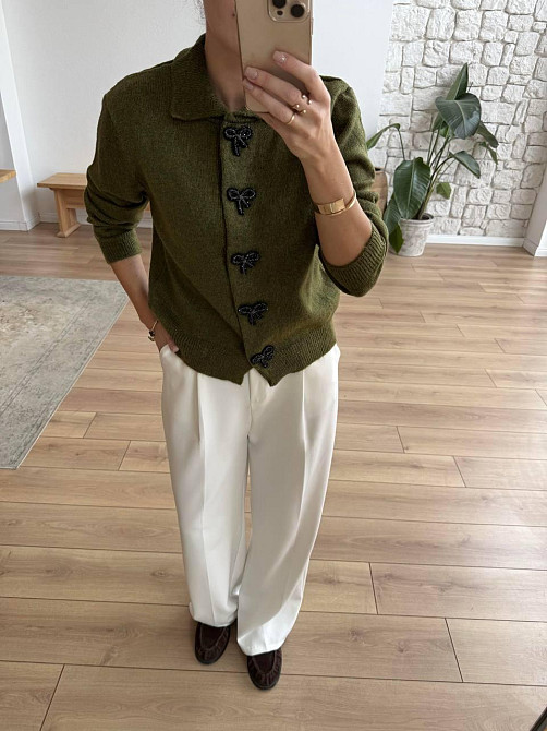 Жіночий укорочений кардиган із декоративними застібками у формі бантиків машинне в'язання Хакі Одеса - фото 3