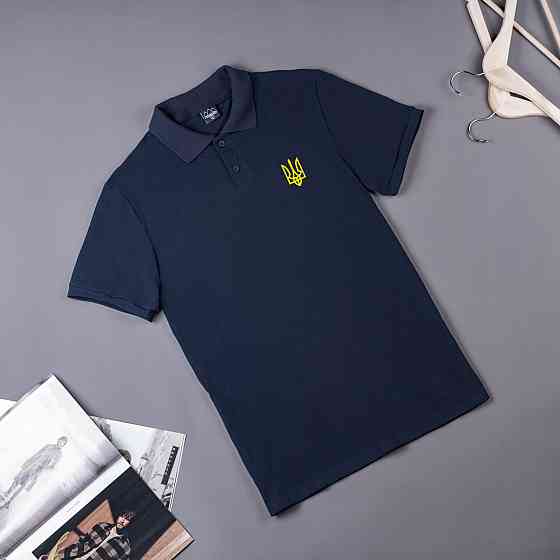 Мужская футболка поло тёмно-синяя Pobedov Loft - Герб наклейка жовта Киев