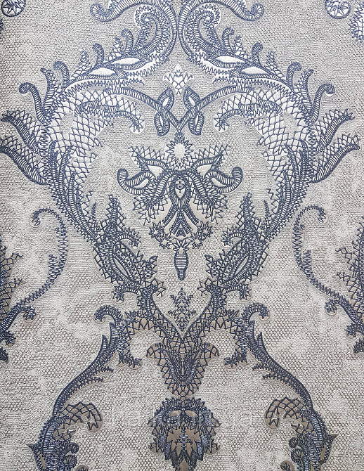 Шпалери вінілові на флізеліні AdaWall Seyyah 1.06х10 вензелю великі структурні сині зі сріблом на сірому Київ - фото 2