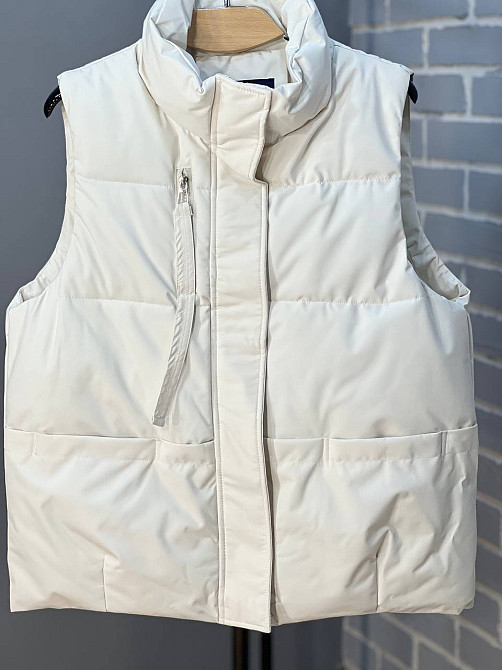 Жилет жіночий JOY ONE 86336 подовжений кишені блискавка стрічка комір стійка без капюшона молочний,  Одеса - фото 4