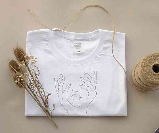 Біла жіноча футболка з оригінальним принтом Чернівці