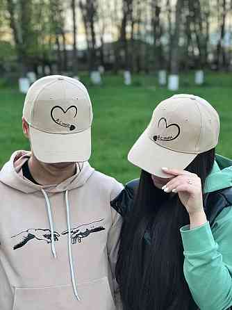 Парные бежевые бейсболки 