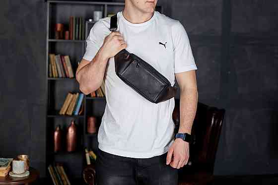 Стильна шкіряна сумка-бананка для телефону чорна Київ