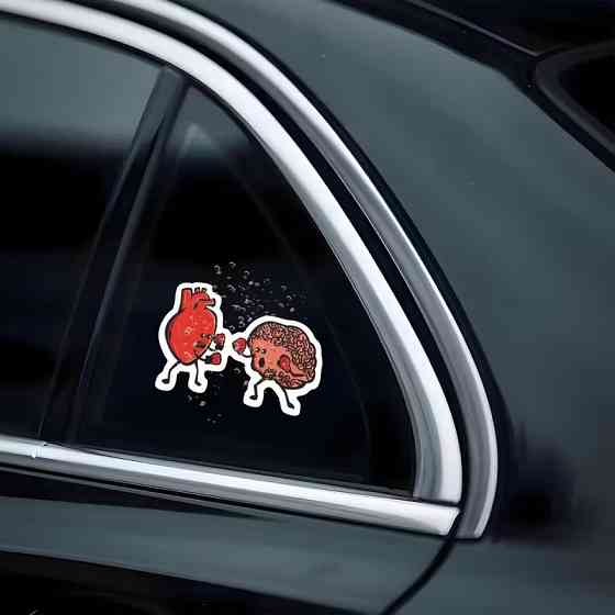 Стикер «Сердце против мозга» – прикольная водостойкая наклейка для авто, ноутбука, бутылки Киев