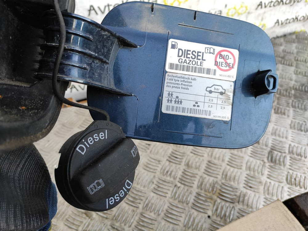 Лючок бензобака VW Golf V 2003-2008 Ковель - фото 1