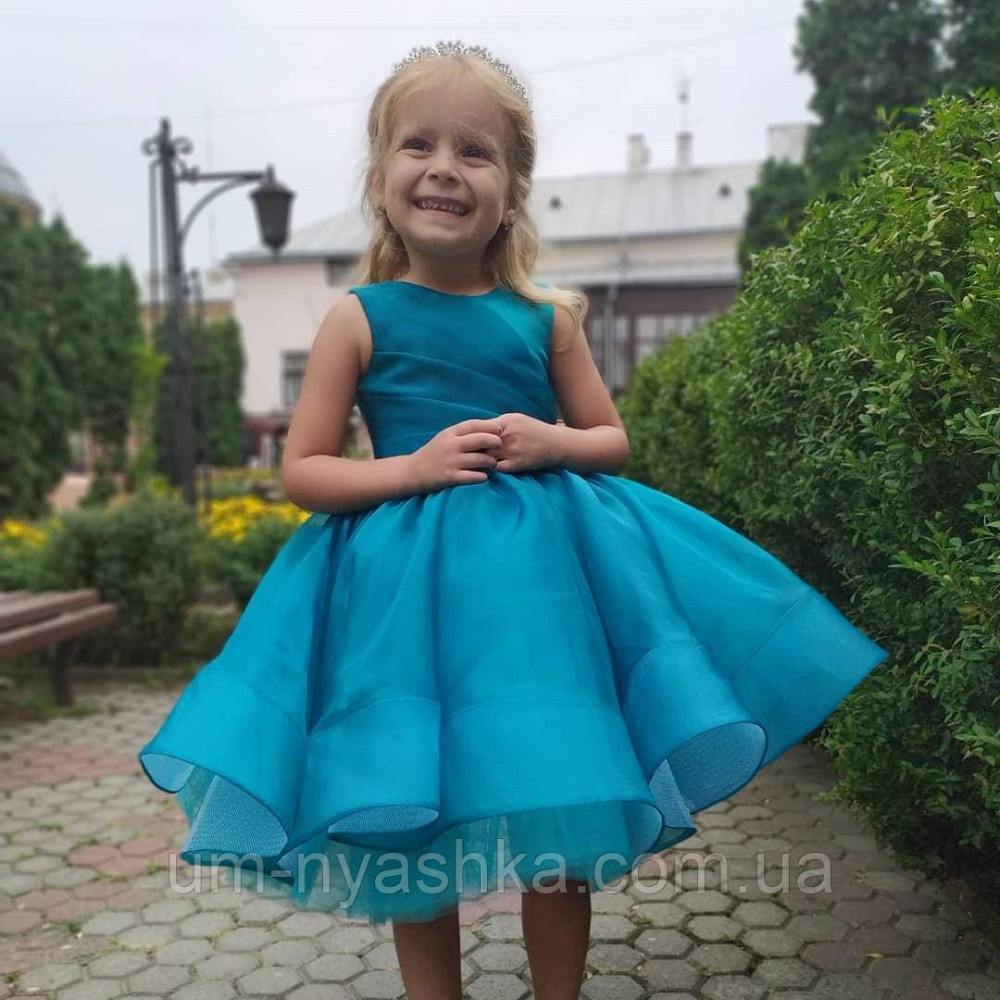 Розовое нарядное пышное платье 