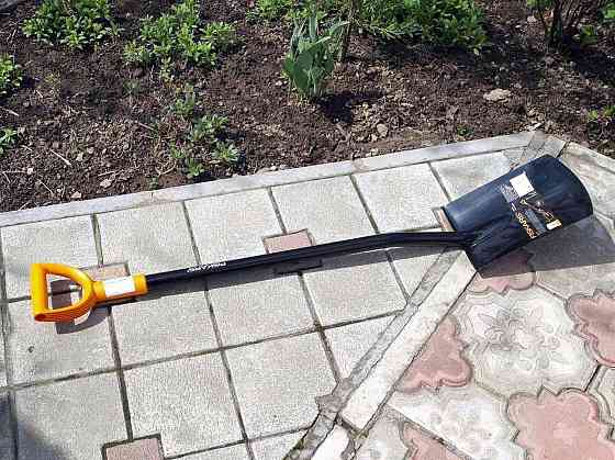 Лопата Штикова із закругленим Лезом Fiskars Solid (131403/1003456) Нововолинськ