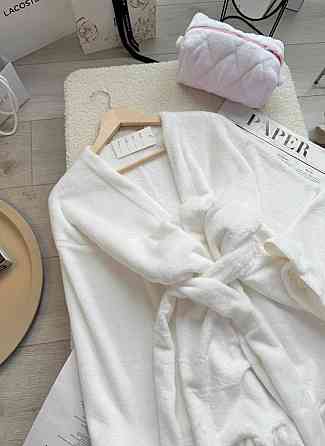 Жіночий теплий короткий халат на запах з рюшами Білий Одеса