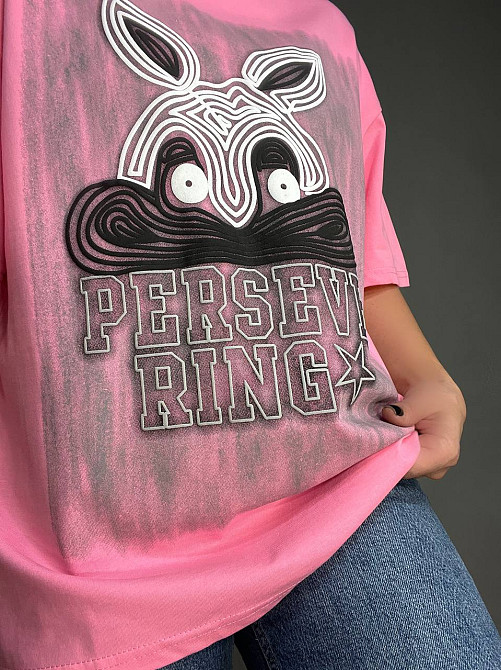 Футболка жіноча YIGOU 23 напис малюнок кролик оверсайз подовжена one size, рожевий, one size Київ - фото 15