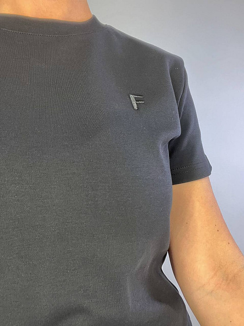 Футболка жіноча A-N 25197 вишивка літера F однотонна базова середня довжина one size, чорний, one size Київ - фото 6