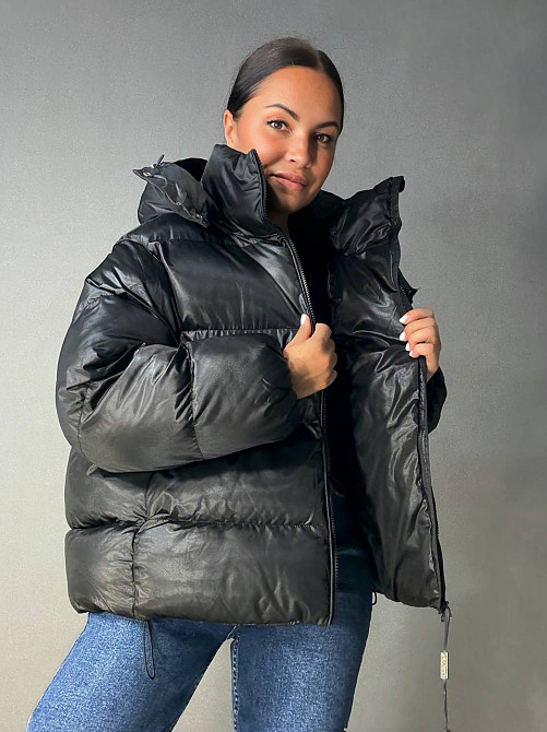 Куртка женская Lady Yep 10041 глянцевая пуффер оверсайз с капюшоном чорна, чорний, 44 Київ - фото 9