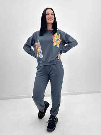 Женский костюм-двойка с капюшоном 