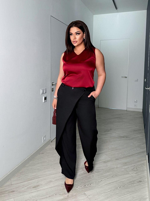 Женские прямые брюки с эффектным асимметричным запахом спереди из костюмной ткани Черный, 54/56 Одесса - изображение 6