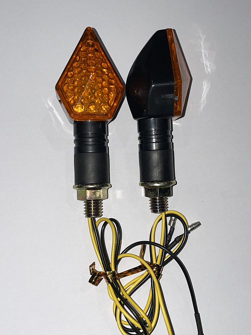 Повороти світлодіодні (пара) стрілоподібні (чорні, жовте скло) Мукачево - фото 1