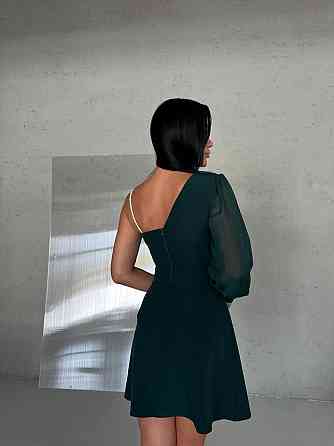 Женское праздничное мини платье на одно плечо костюмка с шифоновыми рукавами Изумрудный, 44 Одесса