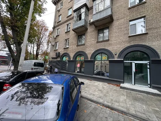 Нове. Здам магазин на Тітова, червона лінія з окремим входом. Свіжий ремонт, підлога - плитка, стіни - гіпс, стеля - армстронг. Дніпро