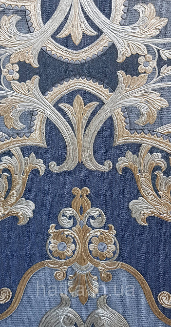 Шпалери вінілові на флізеліні AdaWall Seyyah 1.06х10 вензелю квіти фігури структурне золото срібло на синьому Київ - фото 3
