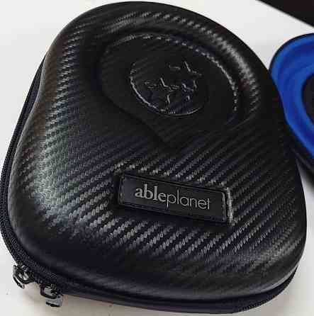 Жёсткий высококачественный плоский чехол для наушников. Харьков