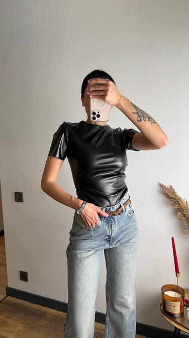 Женский лаконичный топ с коротким рукавом из экокожи Черный, 44/46 Одесса - изображение 1