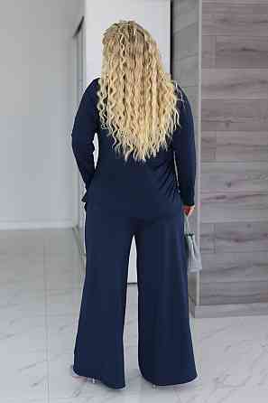 Женский базовый костюм с широкими штанами 