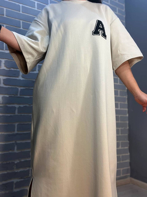 Платье женское A-N 2506 длинное оверсайз разрез со стороны нашивка впереди буква 