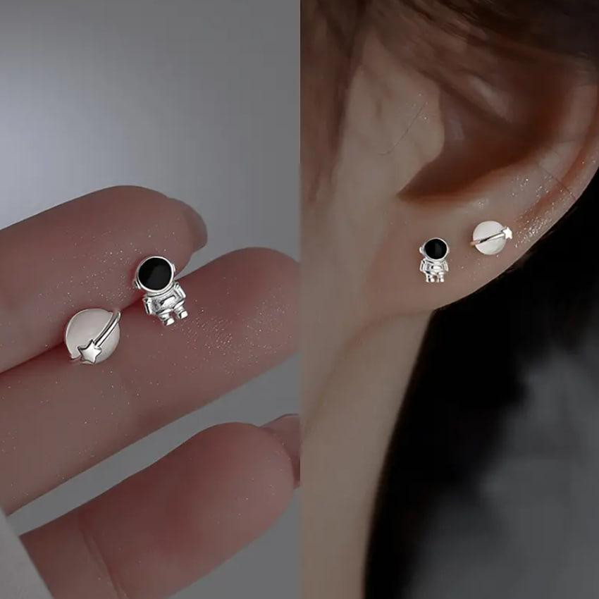 Серьги-пусеты асимметричные с космонавтом и планетой Космическая тематика Киев - изображение 1