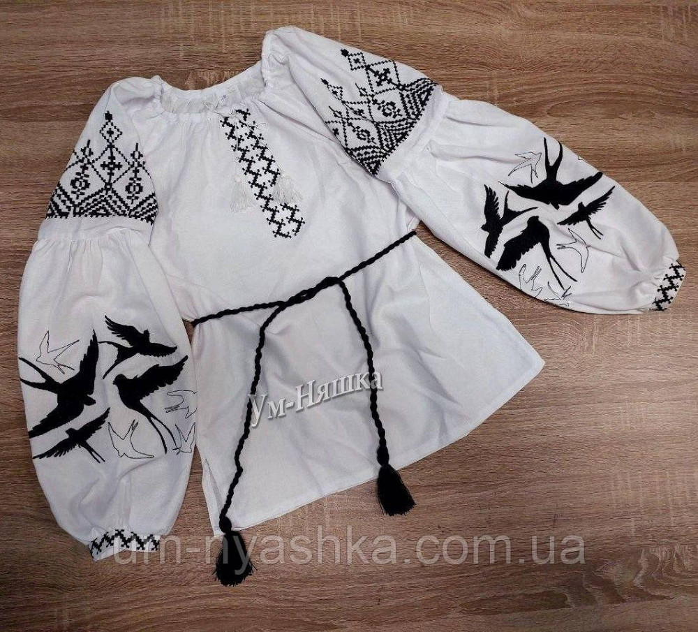 Жіноча вишиванка з чорною вишивкою на домотканному полотні Ластівки Кривий Ріг - фото 2