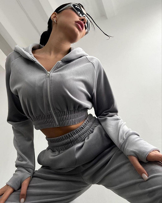 Жіночий повсякденний велюровий костюм-двійка із широкими штанами та укороченою кофтою плюшевий велюр Сірий, 46/48 Одеса - фото 4