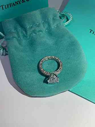 Кольцо Tiffany, серебро 925 пробы. Крупный циркон и мелкие цирконы по ребру кольца / упаковано в мешочек Одесса