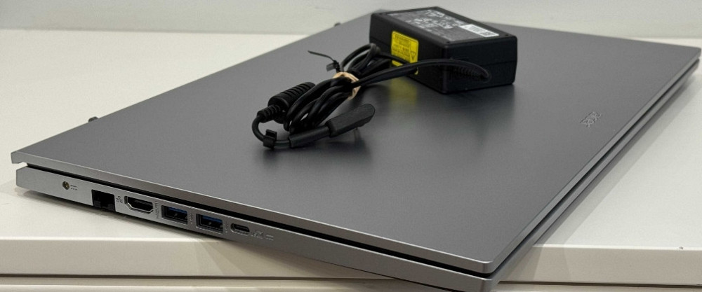 AMD Ryzen 7 5825U 16GB/512GB SSD 15.6