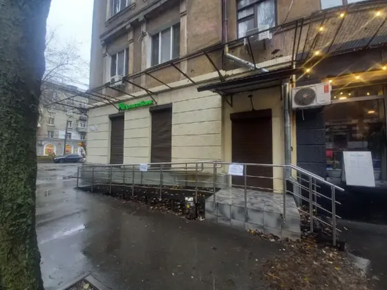 60 м2, на червоній лінії гончара, окремий вхід. Дніпро