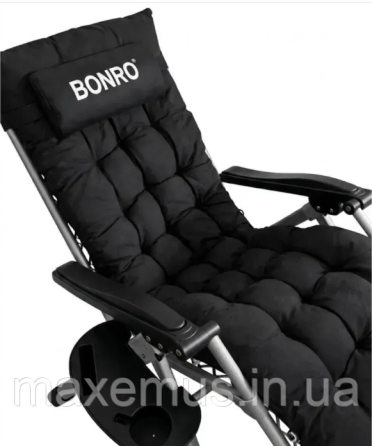 Садовый шезлонг-кресло Bonro B03 с подушкой и подставкой раскладной туристический шезлонг для отдыха черный Мостиська