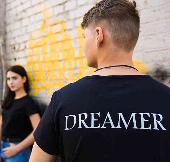 Чорна жіноча/чоловіча футболка з малюнком — DREAMER Чернівці