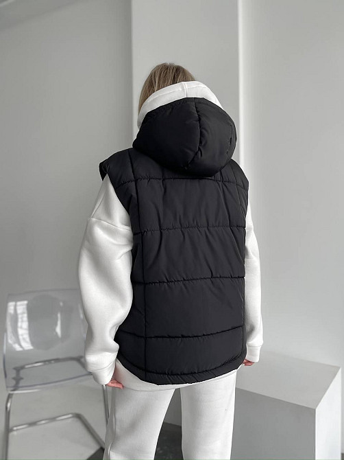 Жіноча тепла жилетка з капюшоном плащівка еммі на синтепоні Одеса - фото 7