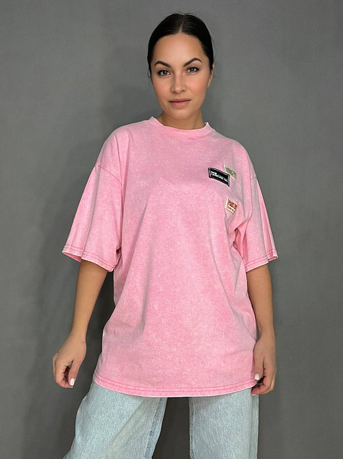 Футболка жіноча A-N 25012 подовжена оверсайз з нашивками патчами попереду one size, рожевий, one size Київ - фото 15