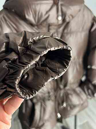 Куртка женская Fashion 2401 глянцевая удлиненная с капюшоном пояс шнурок коричневый, коричневый, L Киев