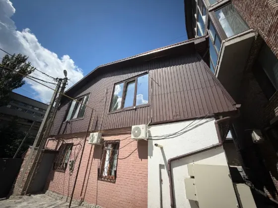 Під будь який вид діяльності Здам в оренду офіс, центр міста (Район нагорки) 1 велика кімната, 2 поменше. Дніпро