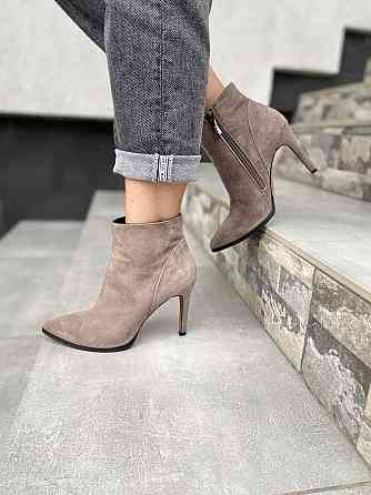 Nivelle Замшеві черевики жіночі демісезонні весна-осінь колір капучино, на стійкому каблуці р. Коломия