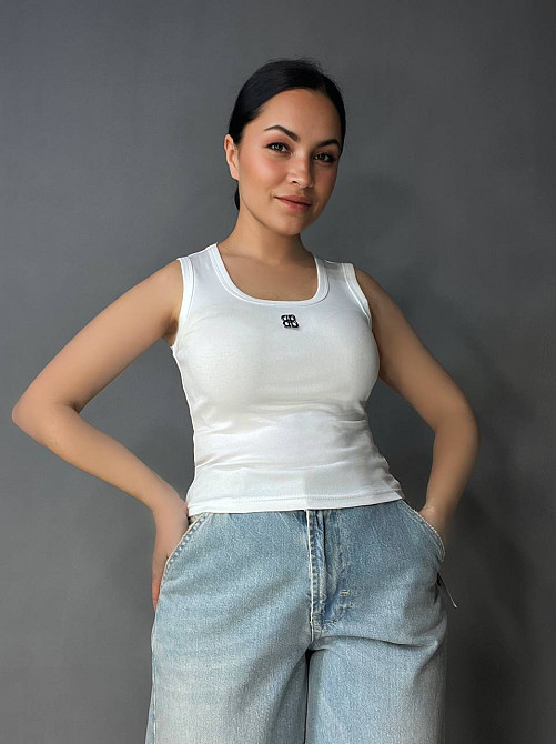 Майка женская A-N 25001 с широкими бретелями и металлическим значком буквы, белый, one size Киев - изображение 10