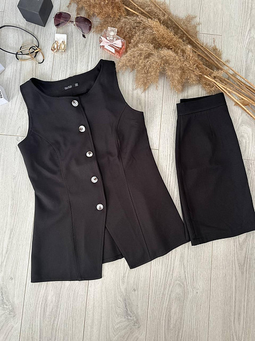 Женский базовый костюм двойка: удлиненный жилет и мини юбка из плотной костюмки Черный, 50/52 Одесса - изображение 3