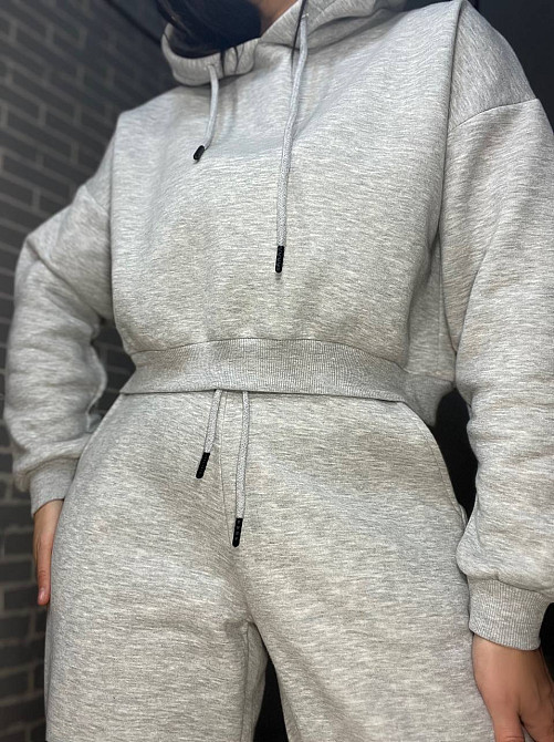 Костюм женский Quzen 478-480 короткое худи с капюшоном и брюки джоггеры на резинке флис серый, серый Одесса - изображение 7