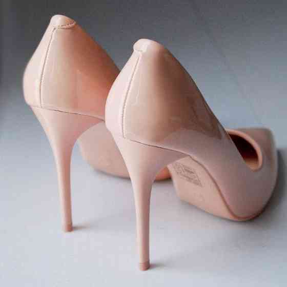 Comer Туфлі жіночі COMER пудра еко-лак каблук 11см 40р (1905) Коломыя