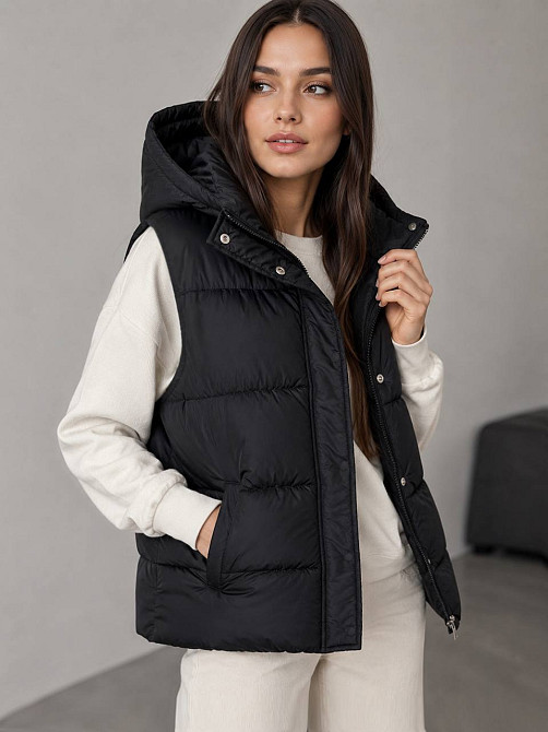 Женская жилетка Lady Yep 7015-2 с капюшоном средняя длина черная, черный, 46 Киев - изображение 2