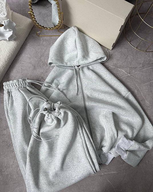 Жіночий теплий прогулянковий костюм у стилі оверсайз з обʼємним зіп худі та штанами трьохнитка на флісі Одеса - фото 6