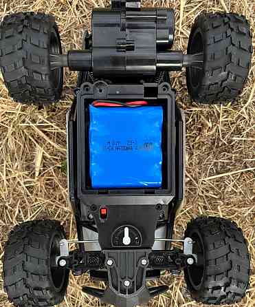 Машинка на пульту на радіокеруванні 1:18 2акумулятора в комплекті. Харків