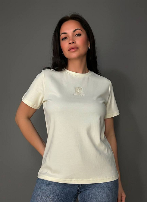 Футболка женская A-NIUSHOW 30337-3 базовая однотонная с вышивкой буквой С one size, молочний, one size Киев - изображение 6