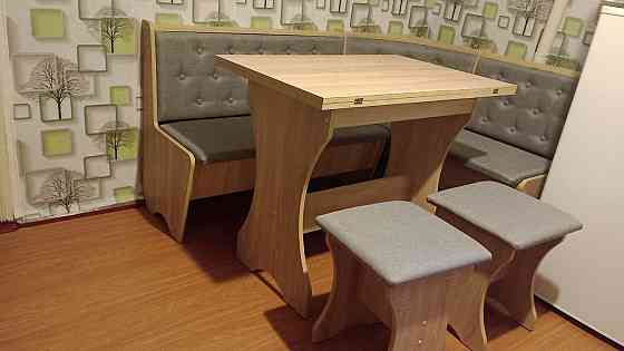 Маленький узкий обеденный кухонный уголок на кухню с раскладным столом и мягкими табуретками Дуб Сонома Львов