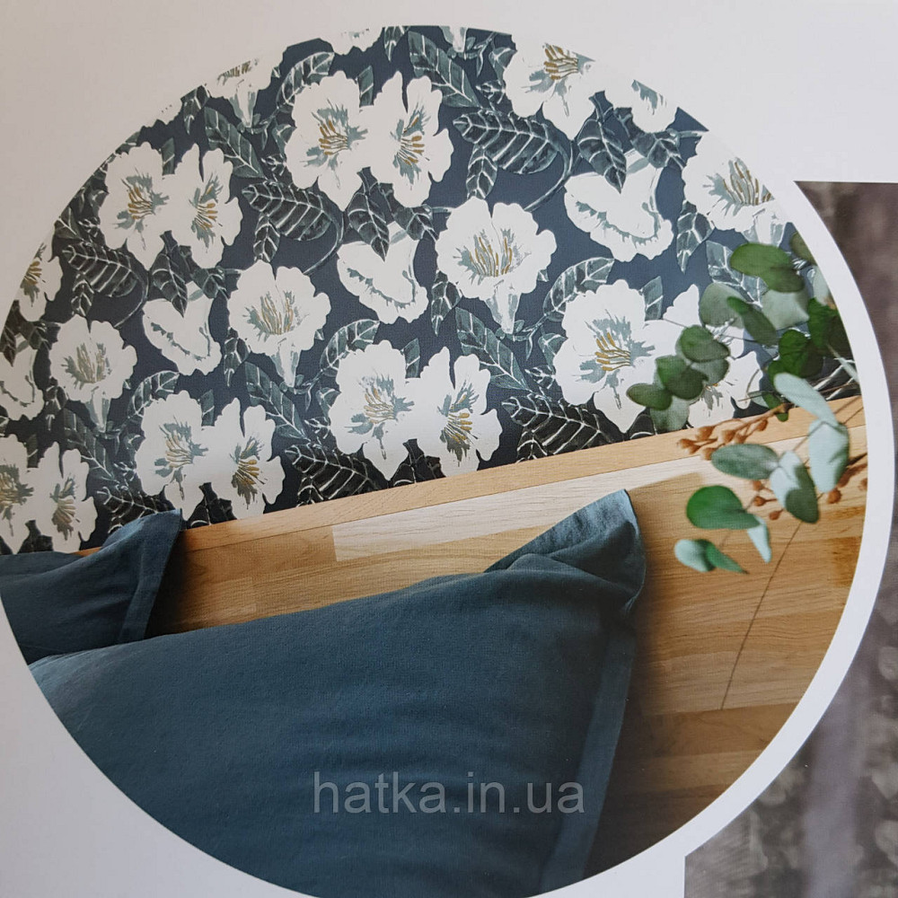Шпалери вінілові на флізелін Caselio The Place to bed 0.53х10 м яскраві великі білі квіти на синьо сірому тлі Київ - фото 1