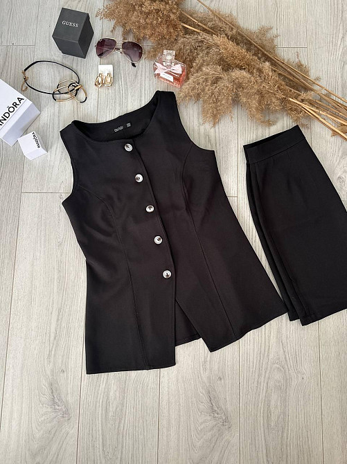 Женский базовый костюм двойка: удлиненный жилет и мини юбка из плотной костюмки Черный, 42/44 Одесса - изображение 4