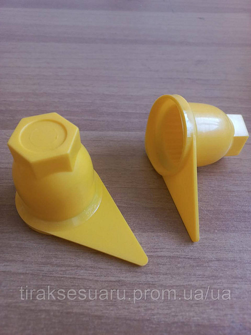Ковпачок на гайку колеса 33 желтый (стрелка) Ковпачок на гайку 33 Ковпачок на 33 гайку Луцк - изображение 1